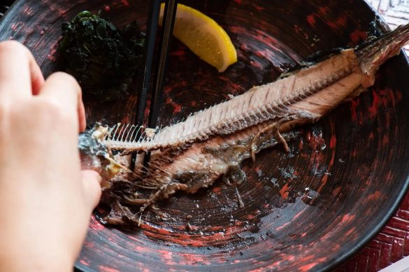 頭部を左手でつまんで、背骨に沿って箸を這わせて、背骨を外す