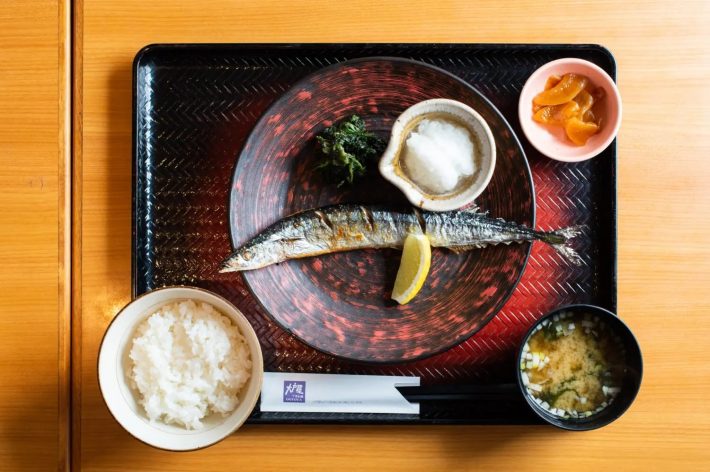 生さんまの炭火焼き定食（1尾）980円(税込)　※期間限定メニュー