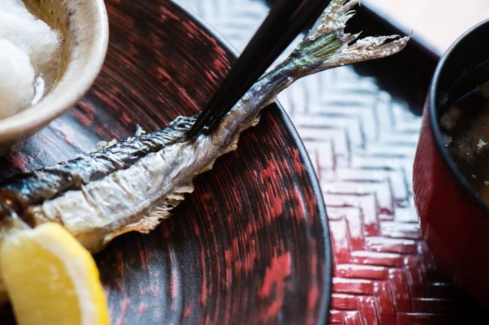 そのまま尻尾まで箸を入れて半分に