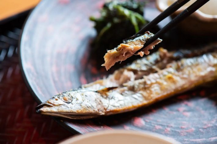 表面の上部の身から食べていきます