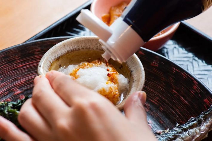 大根おろしの上に醤油をかけるのが作法