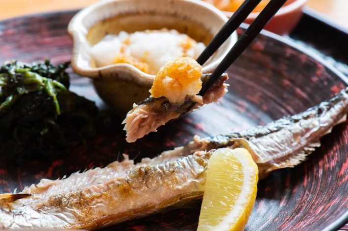 醤油をかけた大根おろしをのせて食べるさんまも絶品