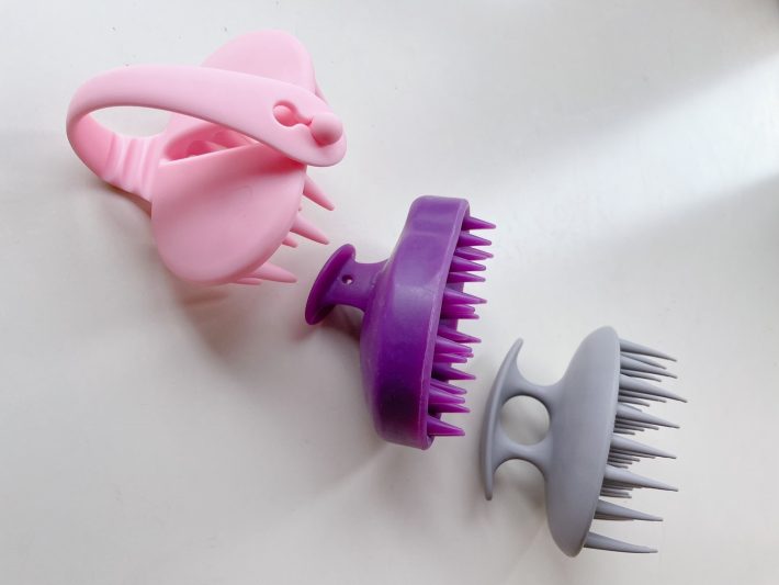 頭部に沿うカーブや持ち手の工夫