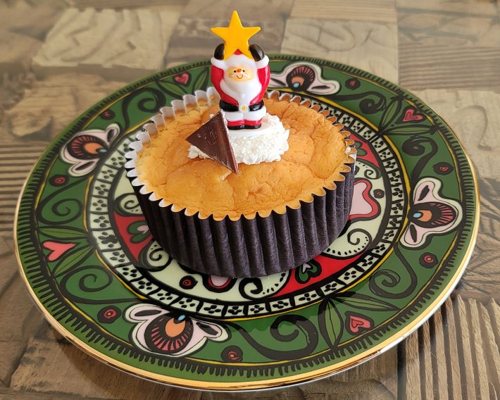 チーズケーキの中央に、サンタクロースにキラリと立っていただきました
