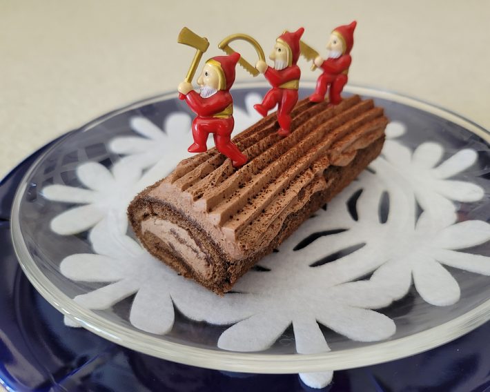 小さなチョコノエルに、3人のエルフを活躍させてみました