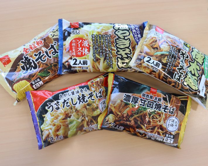 （左上から時計回りに）ベイシア　全粒粉焼そば　こく旨ソース、ベイシア　塩やきそば、ベイシア　極太麺やきそば、ベイシア　関西風太麺　濃厚甘口焼きそば、ベイシア　焦がし醤油香るうまだし焼そば　各170円（税込）