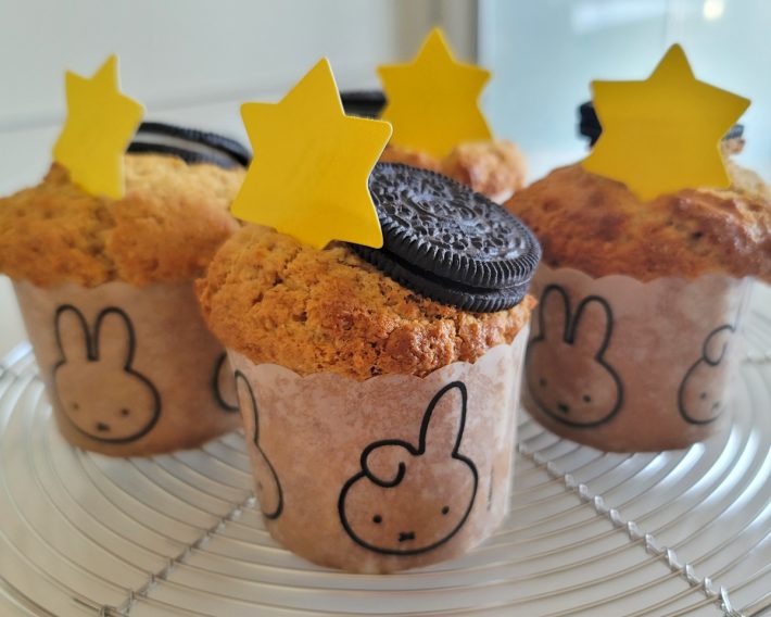 マフィンカップにバニラ生地を入れ、オレオを乗せて焼きあげました