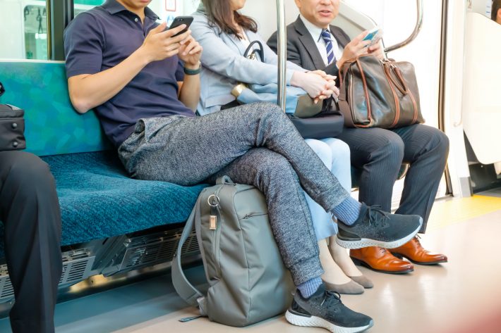 アリが膝に乗ってきてパニックに