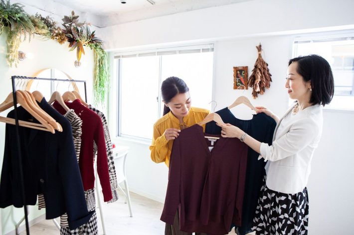 洋服を選んでもらう女性