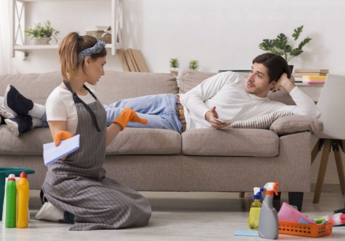 家事をしないでゴロゴロする夫　家事分担