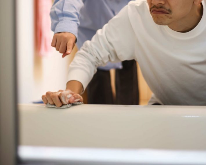 風呂掃除中に指示される夫