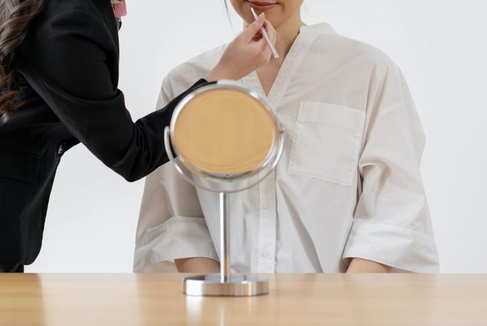 化粧販売をする日本人女性