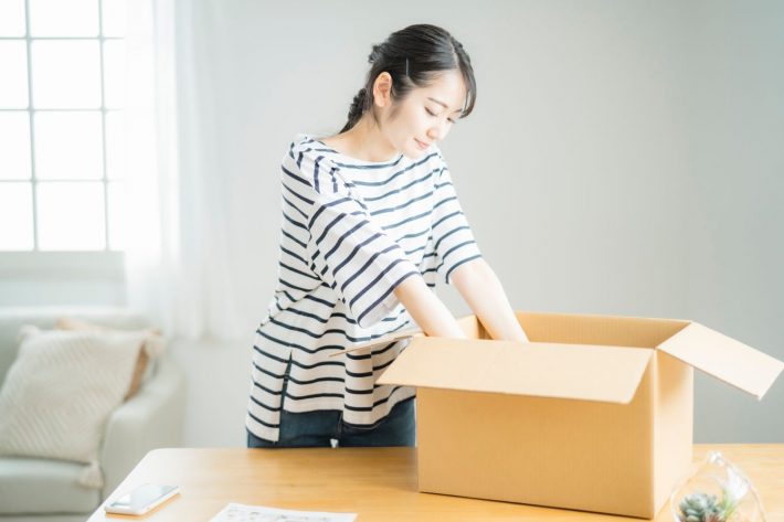 部屋を片付ける女性