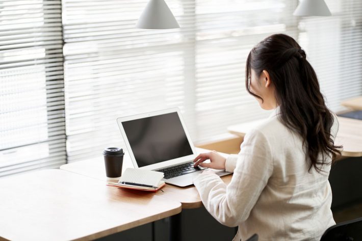 仕事する女性
