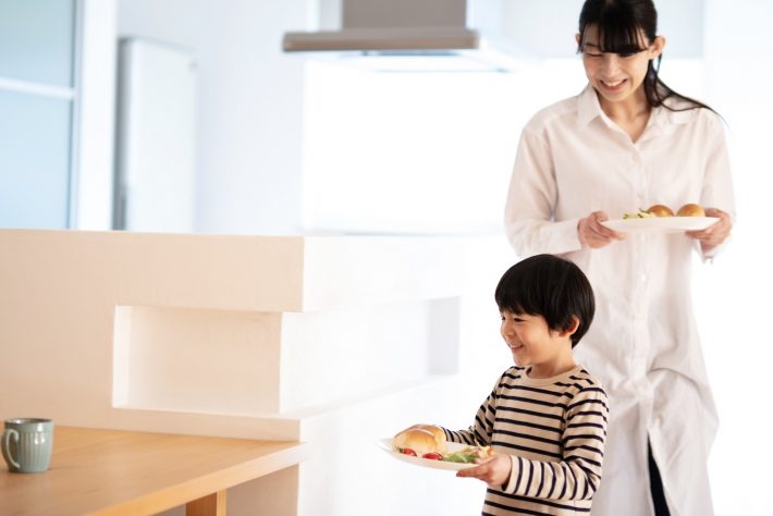 食事を運ぶ家族