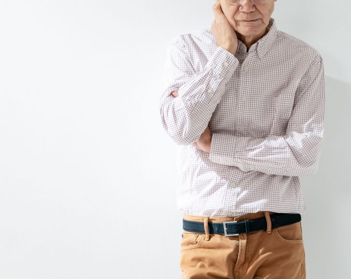 悩むシニア男性