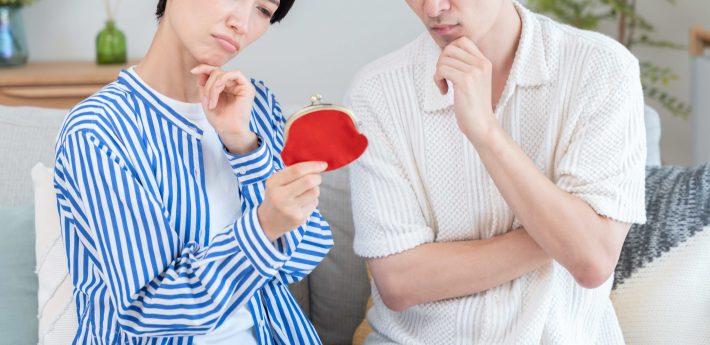 財布を持つ夫婦