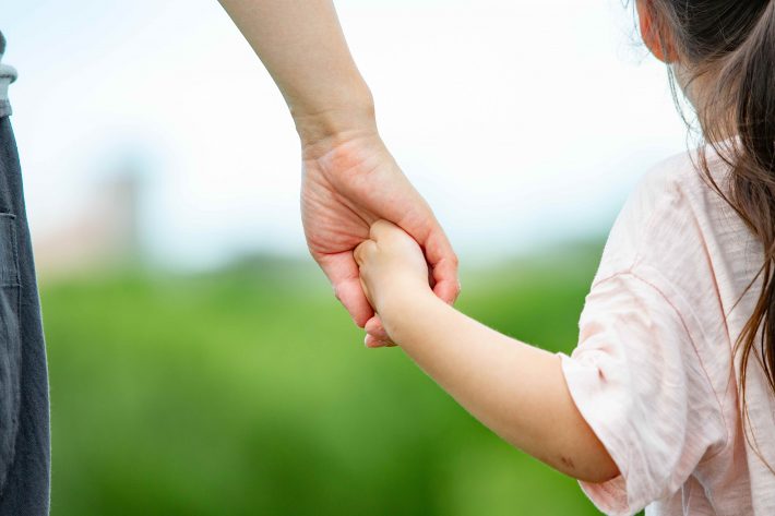 手を繋ぐ親子