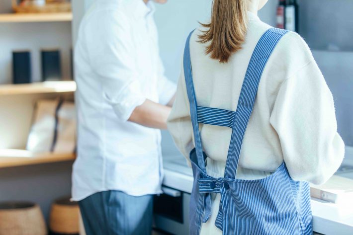 キッチンに立つ男女