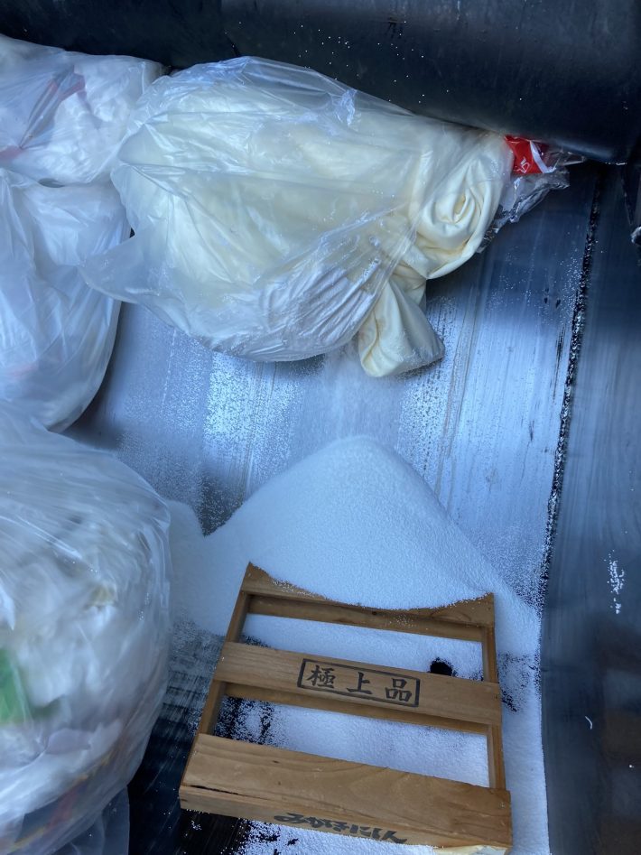 清掃車の中で散らばる細かいビーズ