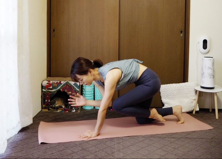 （3）【息を吐きながら】背中を丸め、右ひじと左ひざを引き寄せてタッチ〜【息を吸いながら】（2）の姿勢に戻る