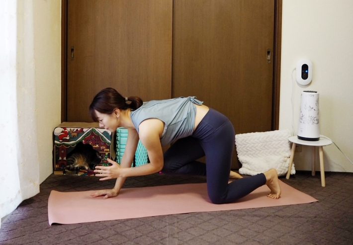 【息を吐きながら】背中を丸め、左腕と右足引き寄せてタッチ〜【息を吸いながら】元の姿勢に戻る
