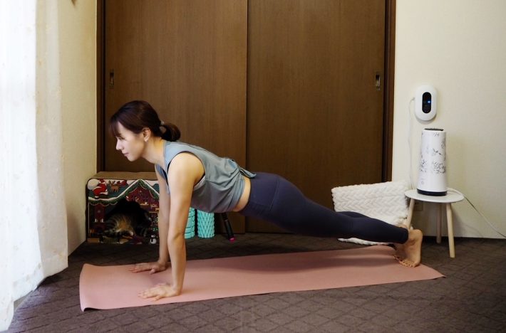 （2）片足ずつ、うしろに伸ばす