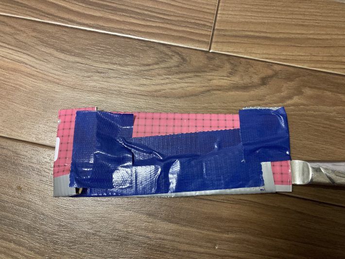 包丁をダンボールで包んでガムテープで固定すればバッチリ