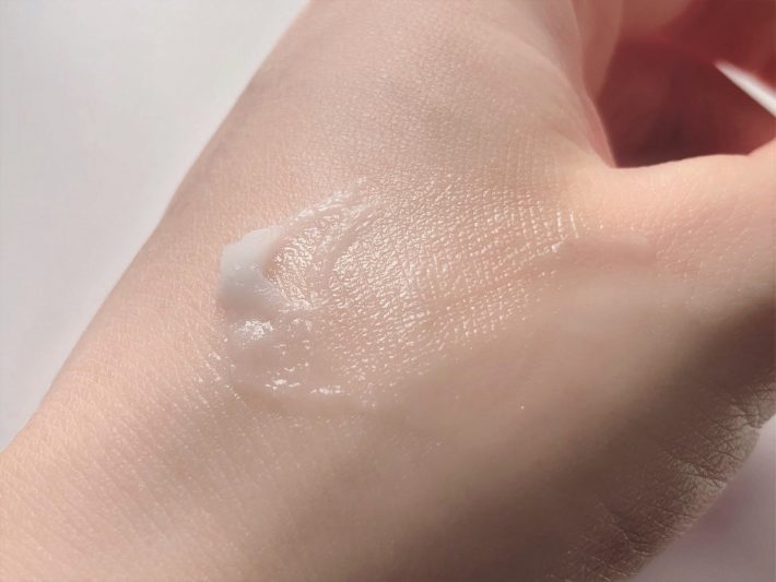 手の甲でゆるいペーストにしておくのがコツ