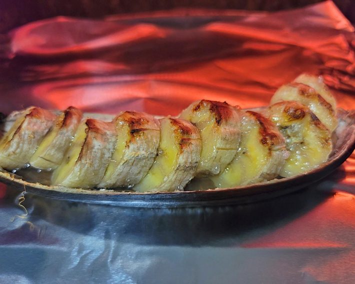 トースターでバナナを焼いてみましょう。水分が出てきたら加熱を止めます