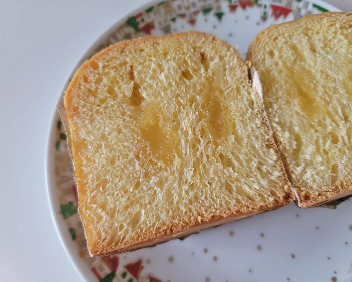 中心部分2カ所にレモンチェッロクリームが注入されています