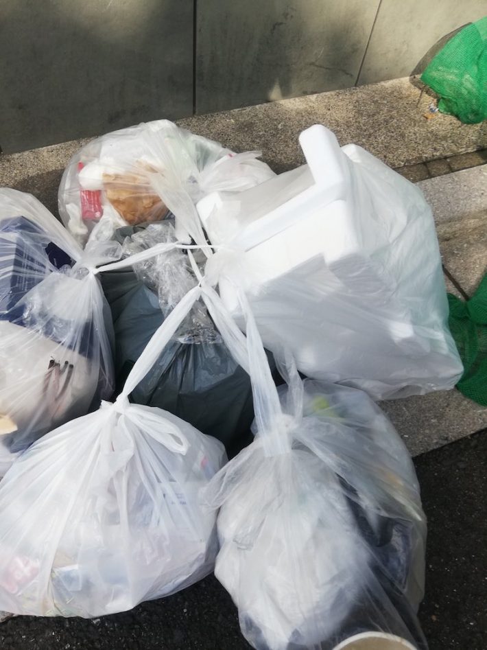 結び目と結び目を繋いであるゴミ