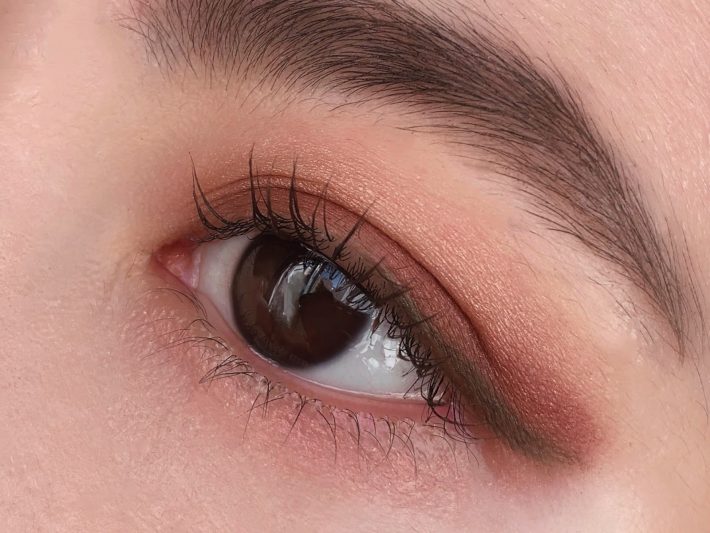 下まぶたにライトなピンク2色を使う