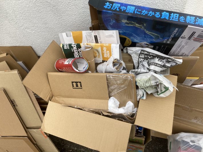 手前のビニール袋は犬の糞