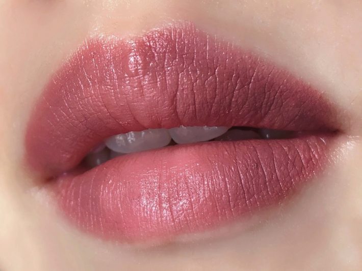 重ねぬりして発色を高めた唇