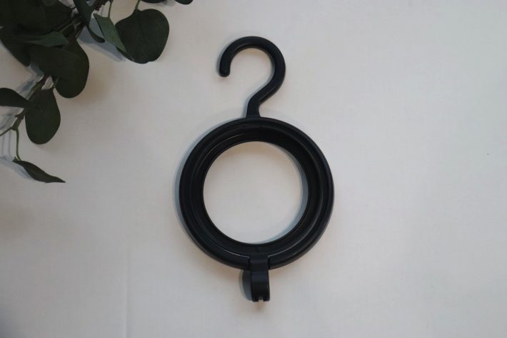 ダイソー「謎の丸いハンガー」あると便利！朝の身支度がパパっと整う