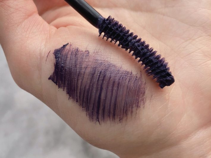 シックな印象の”モーヴブラック”は大人のカラーマスカラ