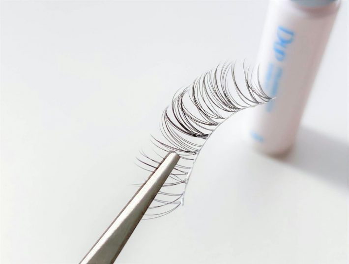 中央から端に向けてのりをぬる