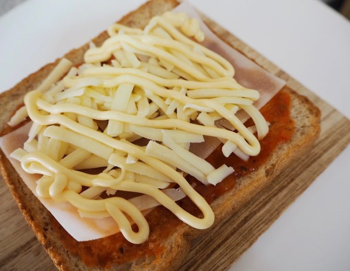 チーズとマヨネーズをトッピング