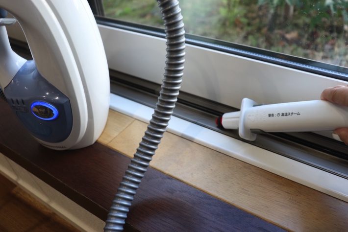 付属ホースはサッシの掃除に便利