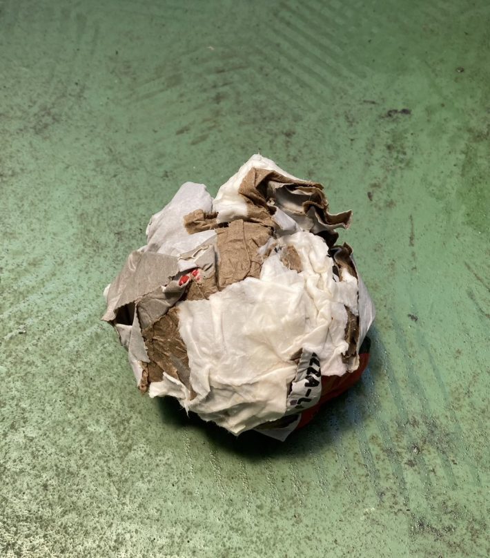 ピザの箱は水に浸して潰してボールに