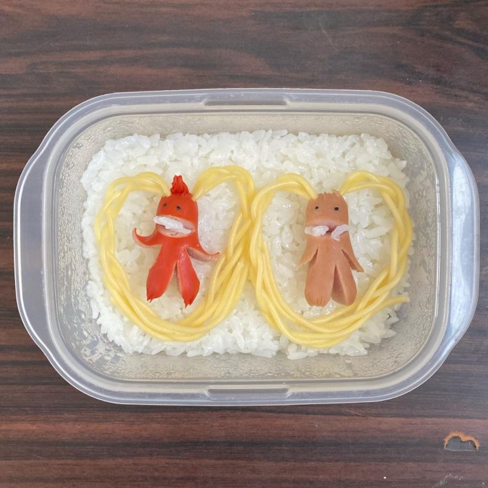 パスタが刺さっているウインナー星人