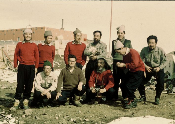 隊員と一緒に記念写真