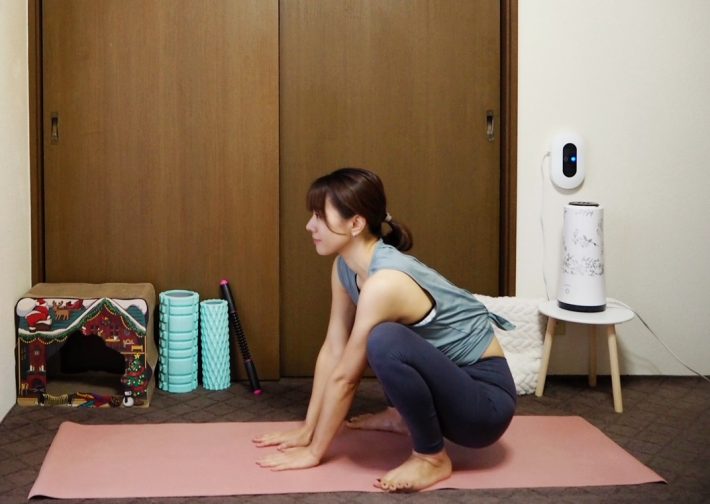 （1）床にしゃがみこむ。