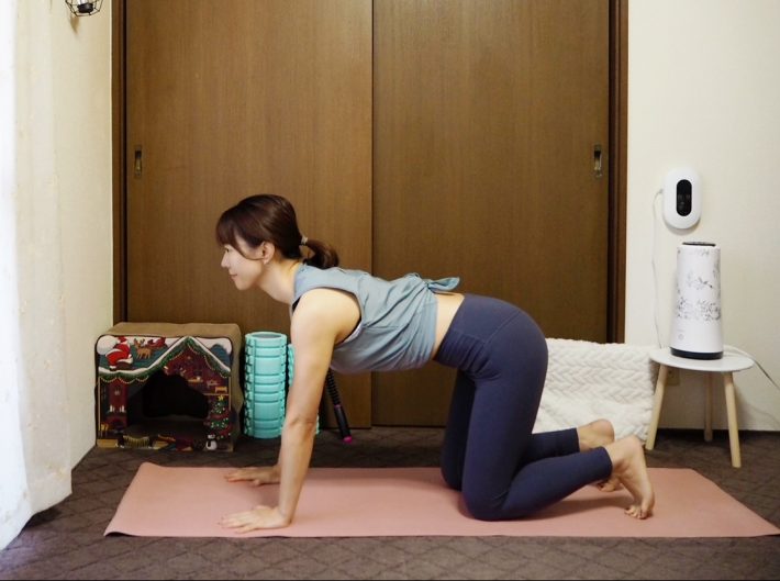 （1）四つ這いになる。