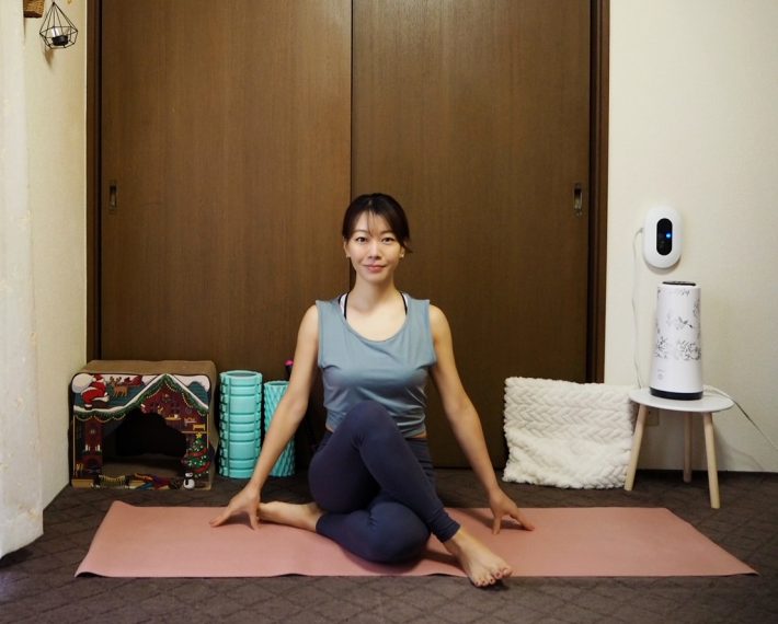 （1）あぐらの姿勢で座る。左のかかとをお尻の横につけて、右足が上にくるようにクロスする。