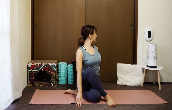 （2）【息を吐きながら】上体を左側にねじる