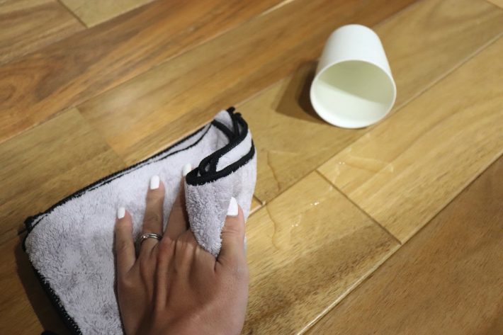 こぼしたお茶も一瞬で拭き取れる