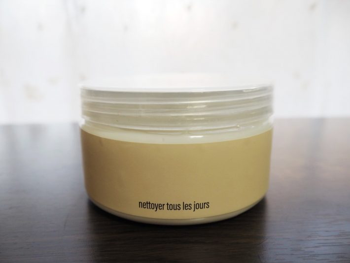 シンプルなデザインの容器