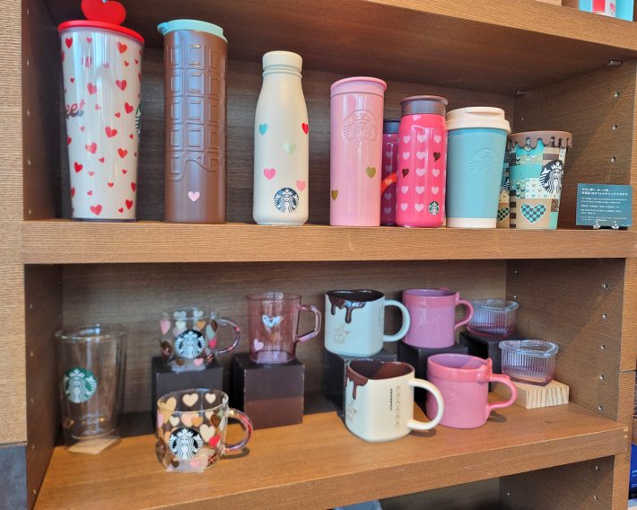 さまざまなハート柄がデザインされたタンブラーやマグカップが並んでいます。すでに品薄そうなアイテムも